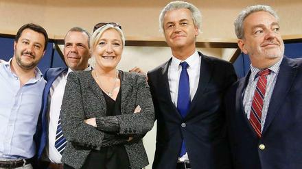Auf Partnersuche. Matteo Salvini (Lega Nord), Harald Vilimsky (FPÖ), Marine Le Pen (Front National), Geert Wilders (PVV) und Gerolf Annemans (Vlaams Belang, v.l.n.r.).