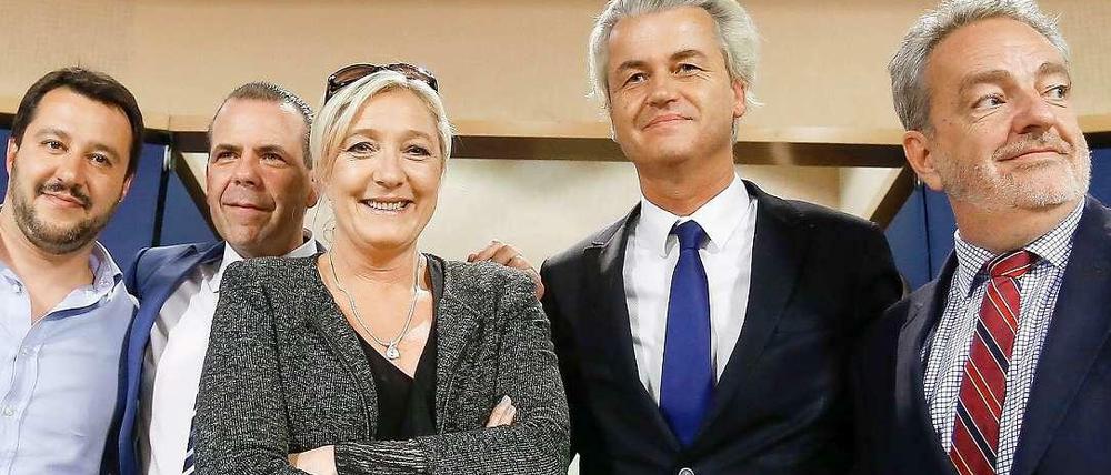 Auf Partnersuche. Matteo Salvini (Lega Nord), Harald Vilimsky (FPÖ), Marine Le Pen (Front National), Geert Wilders (PVV) und Gerolf Annemans (Vlaams Belang, v.l.n.r.).