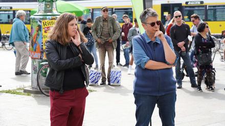 Clara Herrmann, Kandidatin für das Amt der Bürgermeisterin von Friedrichshain-Kreuzberg (l.) neben Monika Hermann, Bezirksbürgermeisterin Friedrichshain-Kreuzberg