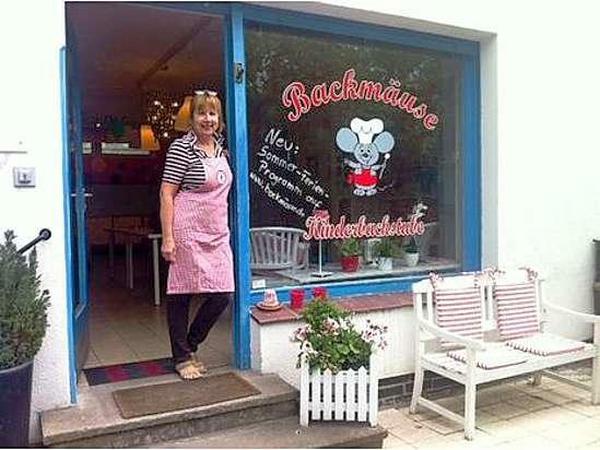 Geschäftsinhaberin Dagmar Thieme stolz am Eingang zu ihrem Laden "Backmäuse".