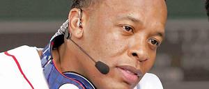 Auf die Ohren. Musiker Dr. Dre mit einem Paar der von ihm beworbenen Kopfhörer. Die Firma Beats hat er mitgegründet.