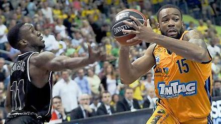 David Holston (l.) von den Artland Dragons in Aktion gegen Albas Reggie Redding.