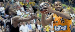 David Holston (l.) von den Artland Dragons in Aktion gegen Albas Reggie Redding.