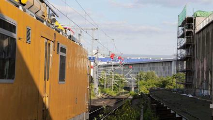 Ein Knäuel roter Luftballons legte am Sonntagnachmittag den Fern- und Regionalverkehr am Ostbahnhof für fast vier Stunden lahm.