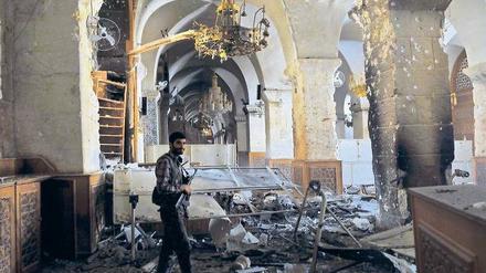 In Trümmern. In der stark beschädigten Umayyaden-Moschee von Aleppo steht ein syrischer Aufständischer. Eine Aufnahme von 2012.