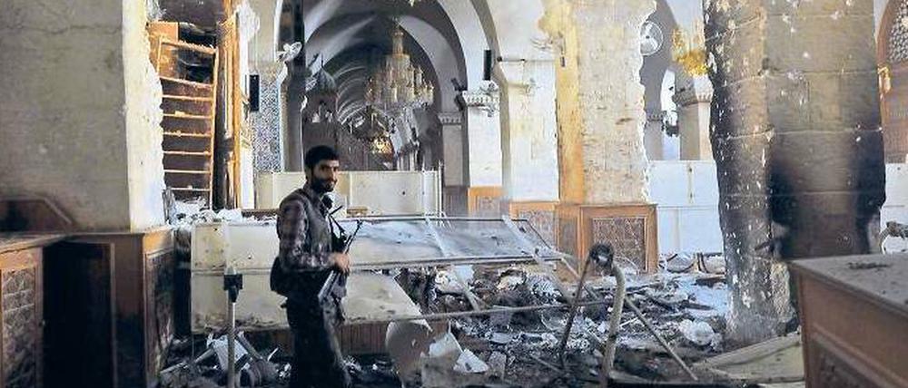 In Trümmern. In der stark beschädigten Umayyaden-Moschee von Aleppo steht ein syrischer Aufständischer. Eine Aufnahme von 2012.