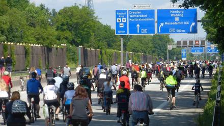 Fahrrad-Autobahn. Die Avus war für ein paar Stunden den Radlern vorbehalten.