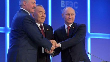 Weißrusslands Präsident Lukaschenko, sein kasachischer Amtskollege Nasarbajew und Russlands Staatschef Putin (v.l.n.r.) besiegeln die Eurasische Wirtschaftsunion.