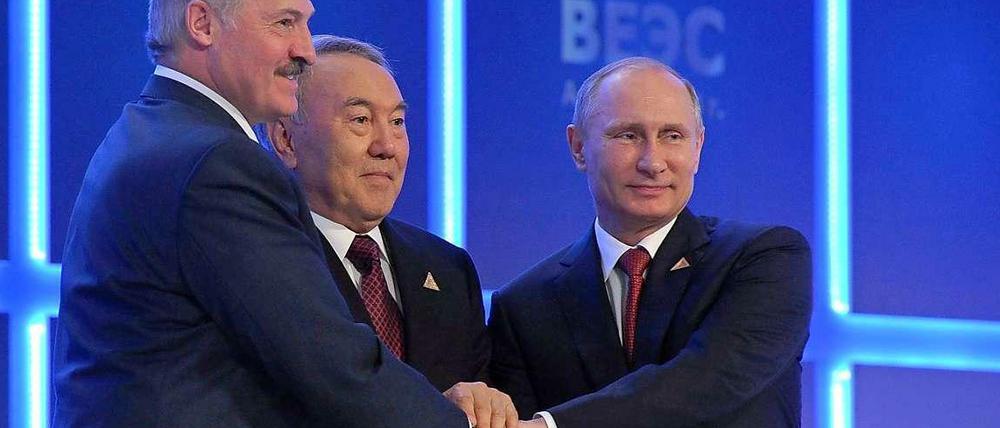 Weißrusslands Präsident Lukaschenko, sein kasachischer Amtskollege Nasarbajew und Russlands Staatschef Putin (v.l.n.r.) besiegeln die Eurasische Wirtschaftsunion.