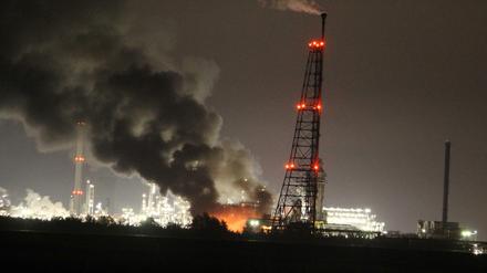 Dunkle Rauchwolken über dem Chemiewerk in Moerdijk.