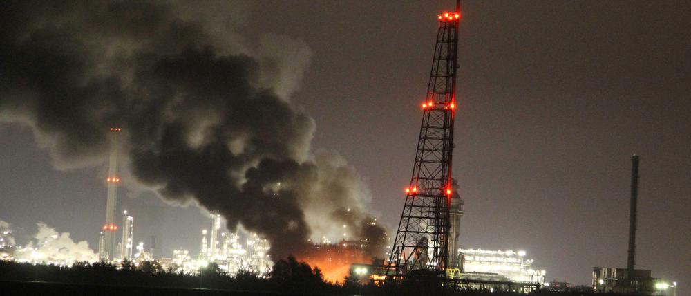 Dunkle Rauchwolken über dem Chemiewerk in Moerdijk.