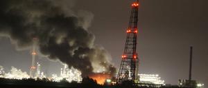Dunkle Rauchwolken über dem Chemiewerk in Moerdijk.