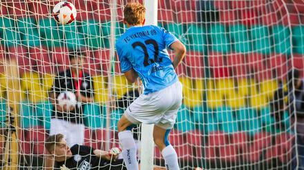Tim Lensinger trifft zum zwischenzeitlichen 2:0 für Viktoria.