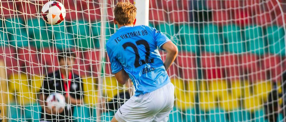 Tim Lensinger trifft zum zwischenzeitlichen 2:0 für Viktoria.