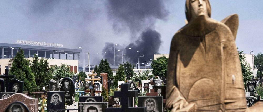 Seit dem Mittag versuchte die ukrainische Armee den Flughafen in Donezk von den Separatisten zurückzuerobern. Bis zum späten Nachmittag offenbar ohne Erfolg. Von dem Gebäude steigt eine Rauchsäule auf.