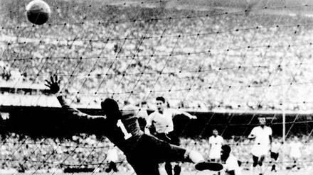 Der Anfang vom Ende für Brasilen. Schiaffino schießt das erste Tor für Uruguay im letzten Endrundenspiel 1950.