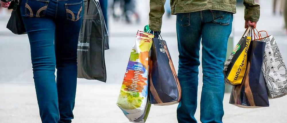 Taschen voll. Die Aussicht auf steigende Einkommen hebt die Stimmung der deutschen Konsumenten.