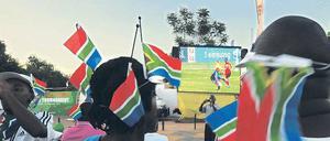 Public Viewing in Afrika. Fußball dient in Ländern wie Kamerun – am Sonntag findet in Mönchengladbach ein Länderspiel gegen Deutschland statt – der staatlich geförderten Volksbeglückung. Foto: AFP