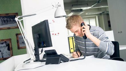 Langzeitpraktikanten, die womöglich ohnehin wie reguläre Arbeitnehmer eingesetzt werden, soll es nach dem Willen von Arbeitsministerin Andrea Nahles künftig nicht mehr geben. 