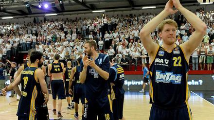 Albas Basketballer feiern in Quakenbrück den Halbfinaleinzug.
