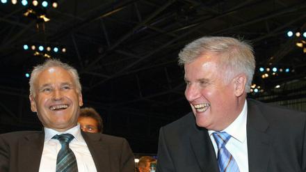 Hier verstanden sich die beiden noch blendend: Erwin Huber und Horst Seehofer beim CSU-Sonderparteitag 2008.