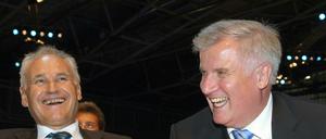 Hier verstanden sich die beiden noch blendend: Erwin Huber und Horst Seehofer beim CSU-Sonderparteitag 2008.