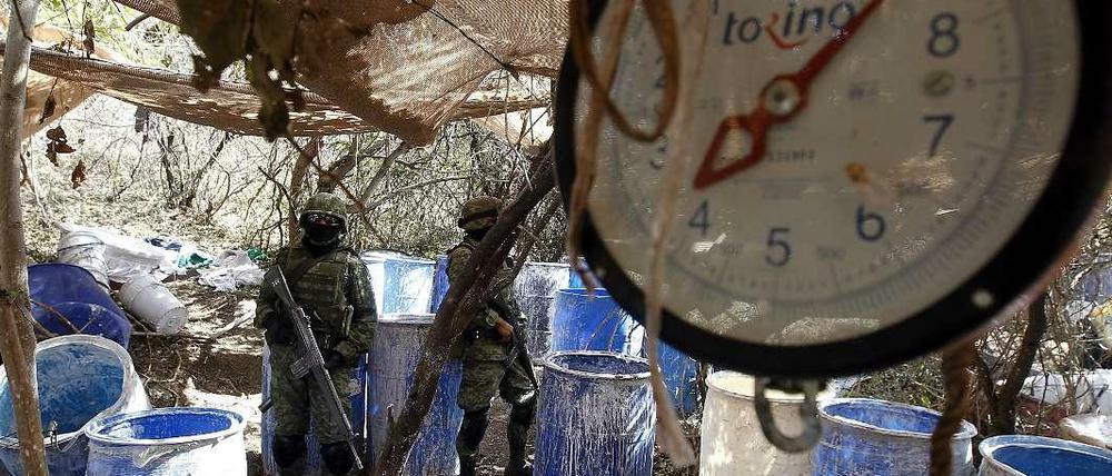 Mexikanische Soldaten in einem ausfindig gemachten Drogen-Labor. 
