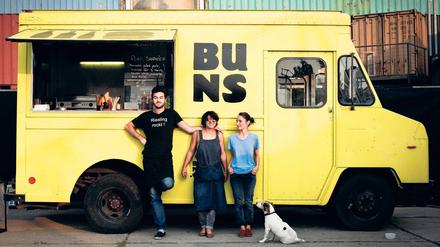 Auf das Gesamtkonzept kommt es an. Pablo Siranossian und seine Mitstreiter verkaufen in ihrem Bus Burger aus Biofleisch.
