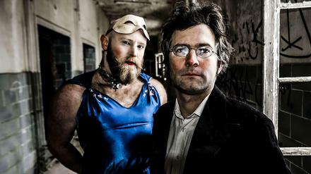 Princessin Hans, das sind der Sänger Hans Kellett (im Kleid) und der Pianist Jörg Hochapfel.