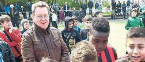 Vier Jahrzehnte im Ehrenamt. Norbert Michalski (70, l. hinten) bei einem Jugendfußballturnier mit Spielern des BSC Eintracht Südring.