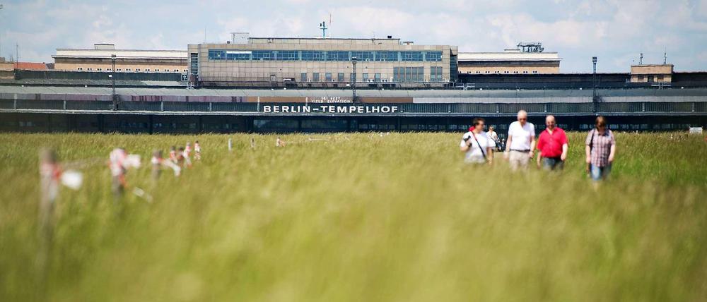 Wer auf dem Tempelhofer Feld gräbt, kann auf alte Munition treffen. Deshalb ist jeder Stich ins Erdreich verboten. Die Nutzer aber erfahren davon nichts.
