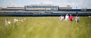 Wer auf dem Tempelhofer Feld gräbt, kann auf alte Munition treffen. Deshalb ist jeder Stich ins Erdreich verboten. Die Nutzer aber erfahren davon nichts.