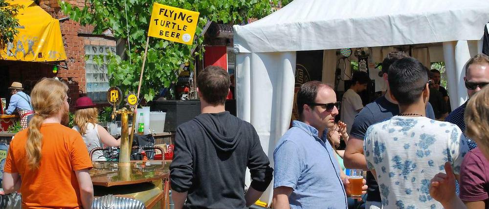 Fliegendes Schildkrötenbier. Auf dem Berliner Craft Bier Fest auf dem RAW-Gelände wurden ungewöhnliche und unangepasste Biere gefeiert