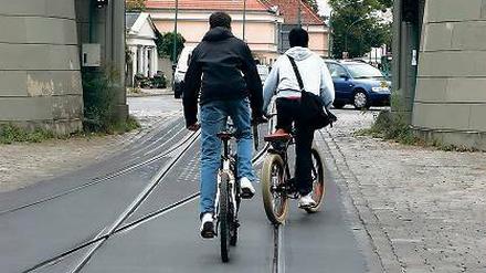 Immer wieder stürzen Radfahrer, weil sich ihr Reifen in Straßenbahngleisen verklemmt.