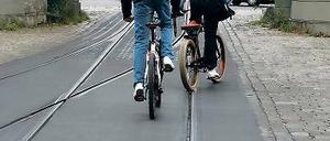 Immer wieder stürzen Radfahrer, weil sich ihr Reifen in Straßenbahngleisen verklemmt.