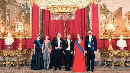 Riesige Reichtümer. Die Geheimnistuerei um die Einkünfte, Korruptionsskandale in der Familie und Skandale um das Gebaren des scheidenden Monarchen lassen den Unmut in der Bevölkerung über die Königsfamilie steigen. Viele Millionen fließen in den Unterhalt der Königspaläste.