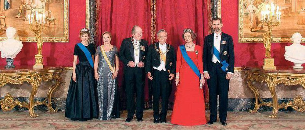 Riesige Reichtümer. Die Geheimnistuerei um die Einkünfte, Korruptionsskandale in der Familie und Skandale um das Gebaren des scheidenden Monarchen lassen den Unmut in der Bevölkerung über die Königsfamilie steigen. Viele Millionen fließen in den Unterhalt der Königspaläste.