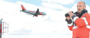 Richard Klauß ist regelmäßig auf dem BER-Gelände unterwegs. Der studierte Landschaftsökologe soll gefiederte Flieger fernhalten.