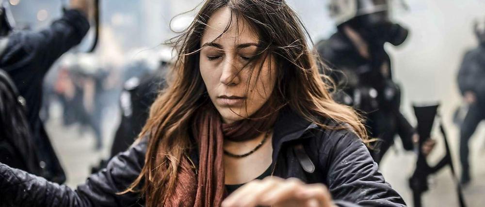 Eine Demonstrantin läuft in Istanbul in der Nähe des Taksim-Platzes mit geschlossenen Augen durch Schwaden von Tränengas.