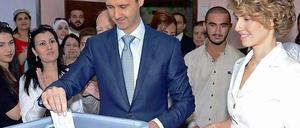 Syriens Staatschef Baschar al Assad und seine Frau Asma bei der Stimmabgabe.