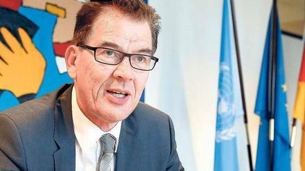 Vor seiner Ernennung zum Entwicklungsminister war Gerd Müller Staatssekretär im Agrarministerium. Mit dem Thema kennt sich der 58-Jährige aus: Er ist Sohn eines Landwirts. Der katholische Abgeordnete aus dem Wahlkreis Oberallgäu engagiert sich seit den 70er Jahren in der CSU. So war er JU-Landeschef in Bayern und Europaabgeordneter (1989–94). Müller hat schnell signalisiert, dass er auch aus christlicher Überzeugung fast alles anders machen will als Vorgänger Dirk Niebel (FDP). Der Entwicklungsszene gefällt das – auch wenn der Minister sehr stur sein kann.