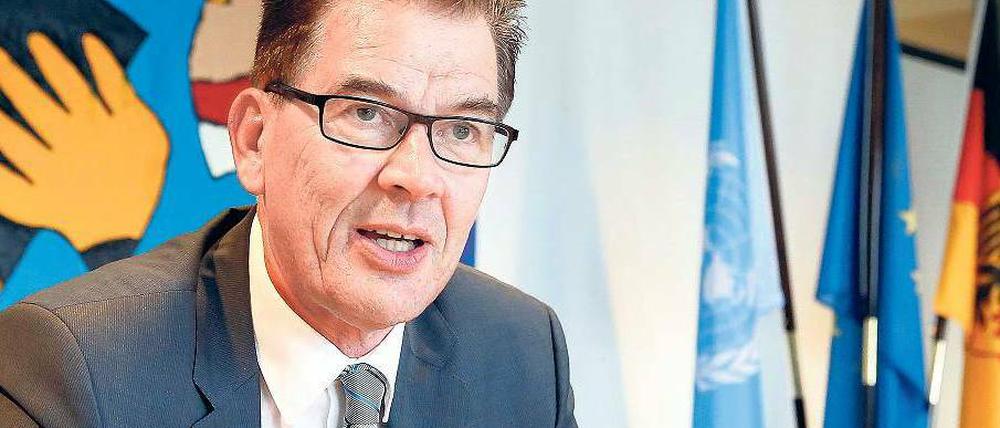 Vor seiner Ernennung zum Entwicklungsminister war Gerd Müller Staatssekretär im Agrarministerium. Mit dem Thema kennt sich der 58-Jährige aus: Er ist Sohn eines Landwirts. Der katholische Abgeordnete aus dem Wahlkreis Oberallgäu engagiert sich seit den 70er Jahren in der CSU. So war er JU-Landeschef in Bayern und Europaabgeordneter (1989–94). Müller hat schnell signalisiert, dass er auch aus christlicher Überzeugung fast alles anders machen will als Vorgänger Dirk Niebel (FDP). Der Entwicklungsszene gefällt das – auch wenn der Minister sehr stur sein kann.