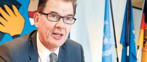 Vor seiner Ernennung zum Entwicklungsminister war Gerd Müller Staatssekretär im Agrarministerium. Mit dem Thema kennt sich der 58-Jährige aus: Er ist Sohn eines Landwirts. Der katholische Abgeordnete aus dem Wahlkreis Oberallgäu engagiert sich seit den 70er Jahren in der CSU. So war er JU-Landeschef in Bayern und Europaabgeordneter (1989–94). Müller hat schnell signalisiert, dass er auch aus christlicher Überzeugung fast alles anders machen will als Vorgänger Dirk Niebel (FDP). Der Entwicklungsszene gefällt das – auch wenn der Minister sehr stur sein kann.
