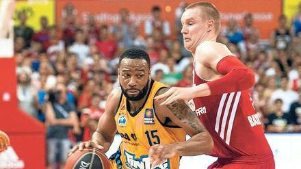 München Heat. Albas Reggie Redding (links) hatte mit der Hitze in der Halle zu tun.