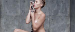 Miley Cyrus in einem Video. 
