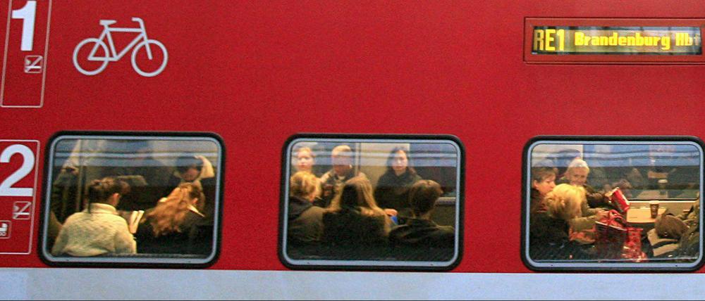 Sitzplatz Glückssache. Noch bis Montag müssen Fahrgäste besonders geduldig sein.