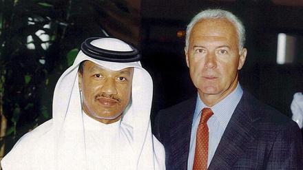 Umstritten ist die Vergabe der Fußball-WM 2022 nach Katar. Franz Beckenbauer (r.) traf 2000 Mohamed bin Hammam. Beckenbauer war damals Chef der DFB-Bewerbungskommission für die Fußball-WM2006 in Deutschland, bin Hammam ist Mitglied Katars im FIFA-Exekutivkomitee.