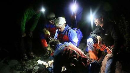 Lagebesprechung für den Rettungseinsatz: Ein Helferteam am Höhleneingang am Untersberg.