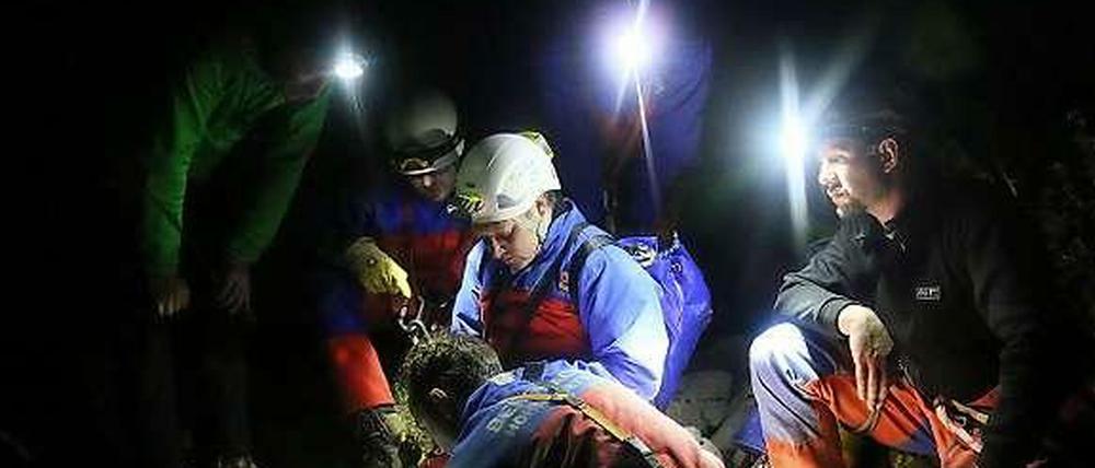 Lagebesprechung für den Rettungseinsatz: Ein Helferteam am Höhleneingang am Untersberg.