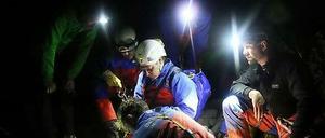 Lagebesprechung für den Rettungseinsatz: Ein Helferteam am Höhleneingang am Untersberg.